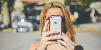 Момиче използва смартфон