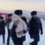 Спасиха две бебета от разбилия се самолет в Казахстан