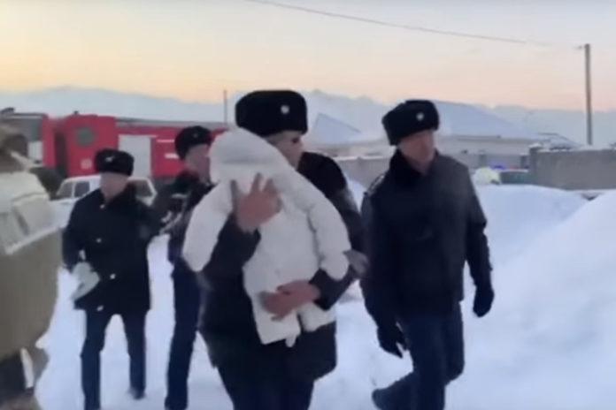 Спасиха две бебета от разбилия се самолет в Казахстан