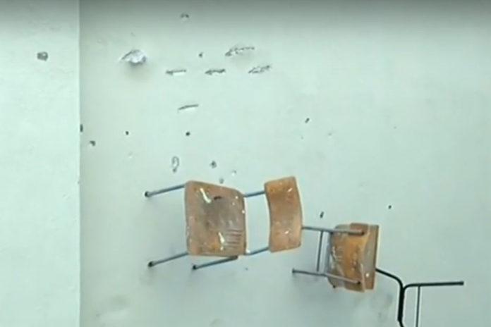 Столове забити в стената на ПМГ Иван Вазов в Добрич