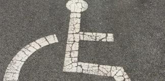 Паркинг място с хора с увреждания