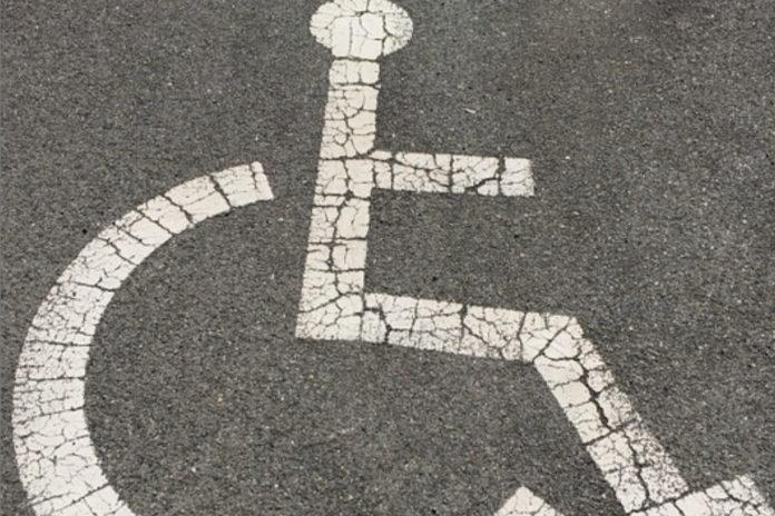 Паркинг място с хора с увреждания