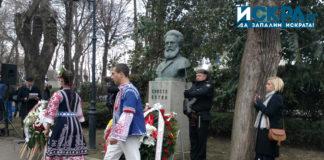 Поднасяне на венци пред паметника на Христо Ботев в Бургас