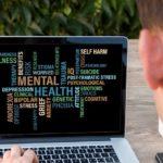 Дете гледа клипове на лаптоп