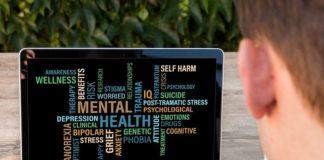 Дете гледа клипове на лаптоп