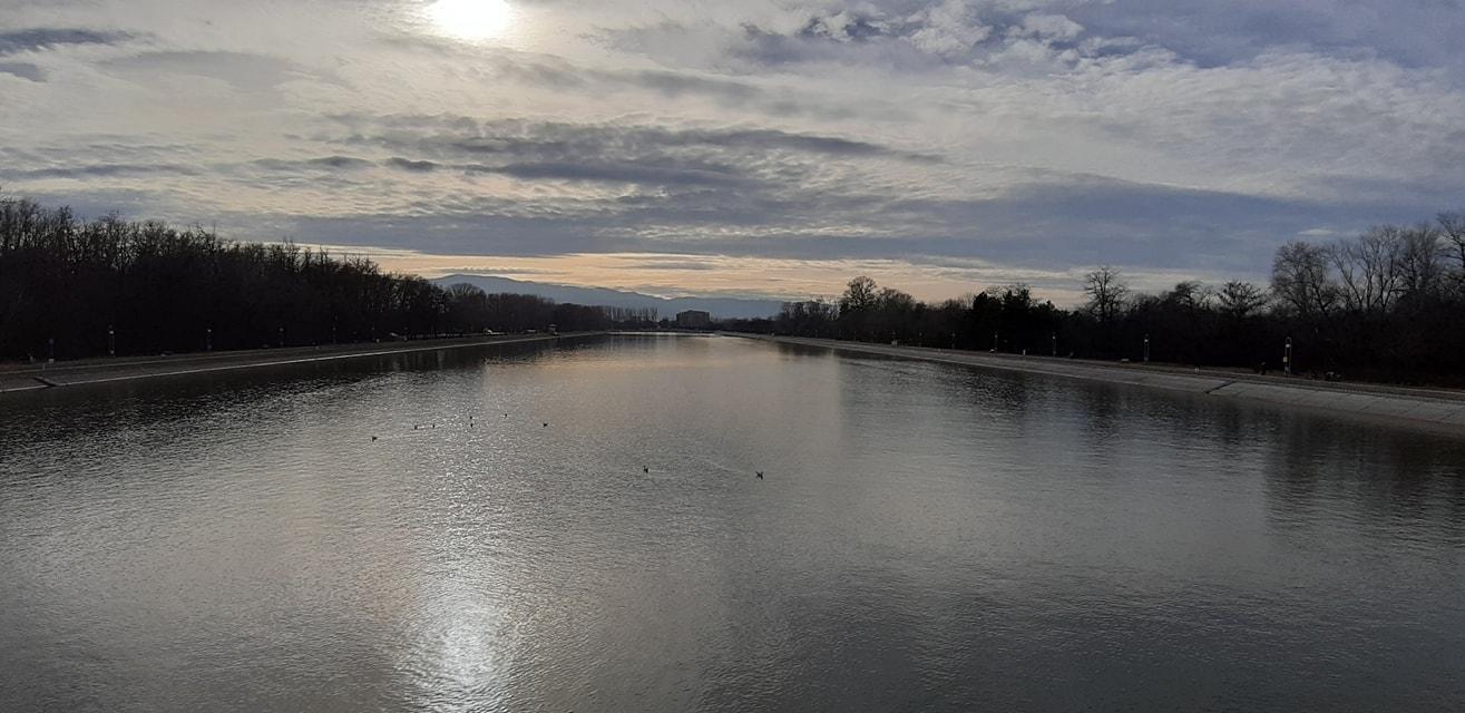 Мъж успя да спаси майка и детето й паднали в
