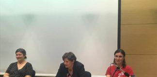 Малина Крумова (в средата)