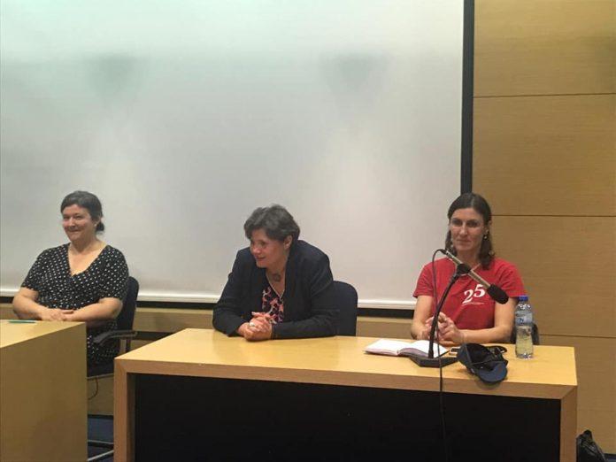 Малина Крумова (в средата)