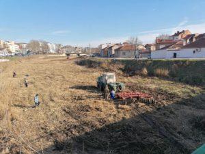 Кметът на Ямбол Валентин Ревански чисти около реката заедно с работниците