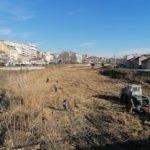 Кметът на Ямбол Валентин Ревански чисти около реката заедно с работниците