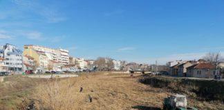 Кметът на Ямбол Валентин Ревански чисти около реката заедно с работниците