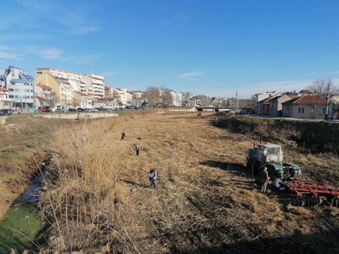 Кметът на Ямбол Валентин Ревански чисти около реката заедно с работниците