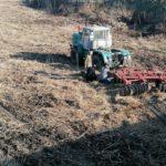 Кметът на Ямбол Валентин Ревански чисти около реката заедно с работниците