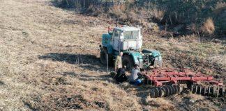 Кметът на Ямбол Валентин Ревански чисти около реката заедно с работниците