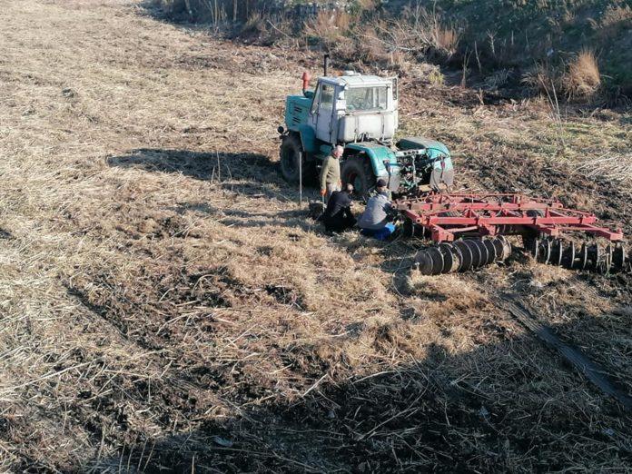 Кметът на Ямбол Валентин Ревански чисти около реката заедно с работниците