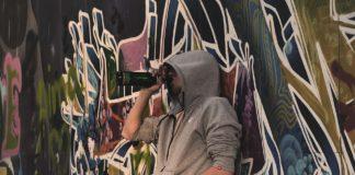 Младеж пие бира