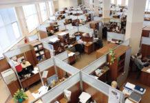 Служители в офис