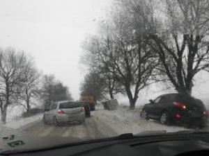 втомобил и бус в канавката на пътя Варна - Добрич