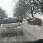 Автомобил и бус в канавката на пътя Варна - Добрич