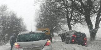 Автомобил и бус в канавката на пътя Варна - Добрич