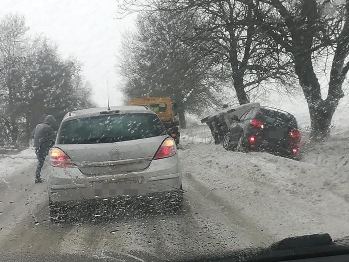 Автомобил и бус в канавката на пътя Варна - Добрич