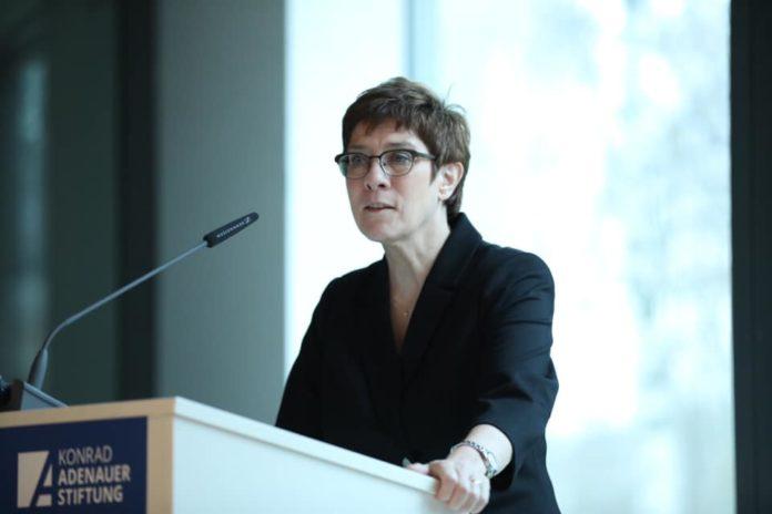 Анегрет Крамп-Каренбауер