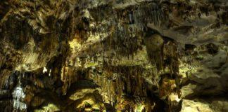 Концертната зала в пещерата Леденика