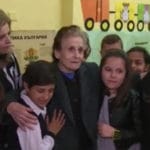 Възрастна жена и ученици