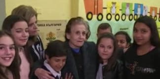 Възрастна жена и ученици