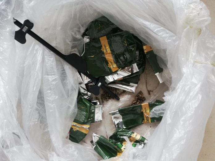 Празни кутии от кафе и закачалка