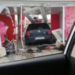 Кола се вряза в павилион