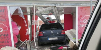 Кола се вряза в павилион