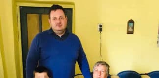 Адвокат Петър Николов с едно от децата и бабата