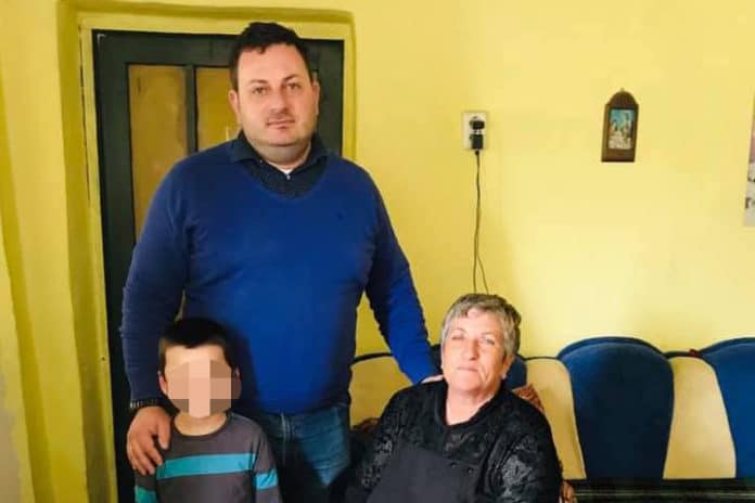 Адвокат Петър Николов с едно от децата и бабата