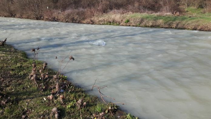 Замърсената река Тополница