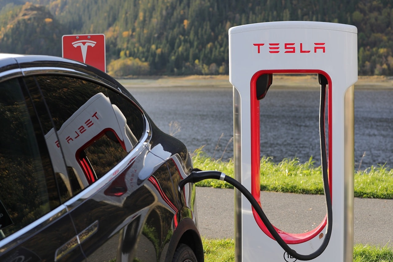 Компанията за електромобили Tesla на Илън Мъск обяви че възнамерява