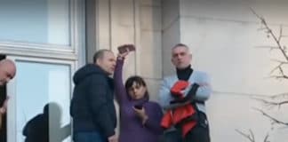 Една от медицинските сестри излезе на перваза на Народното събрание