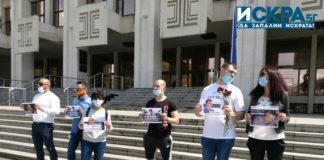 Граждани излязоха пред Съдебната палата в Бургас с искане за справедлив процес за смъртта на Милен Цветков