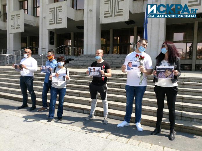 Граждани излязоха пред Съдебната палата в Бургас с искане за справедлив процес за смъртта на Милен Цветков