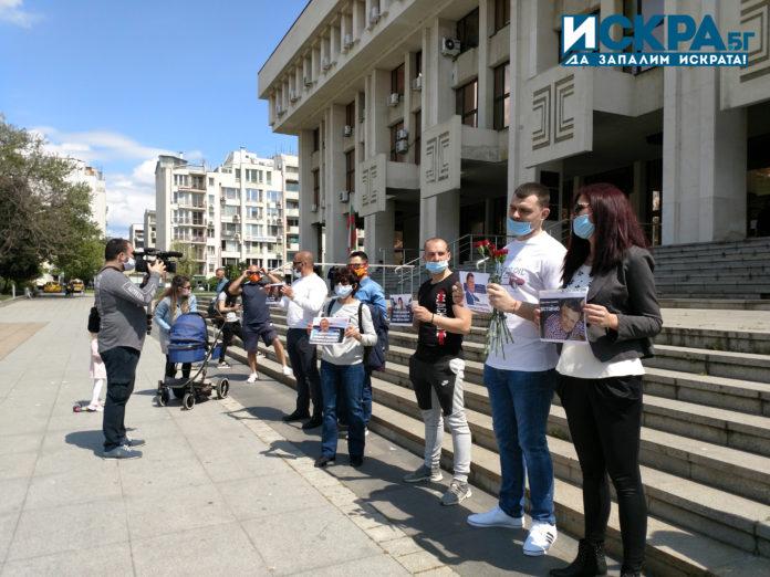 Граждани излязоха пред Съдебната палата в Бургас с искане за справедлив процес за смъртта на Милен Цветков