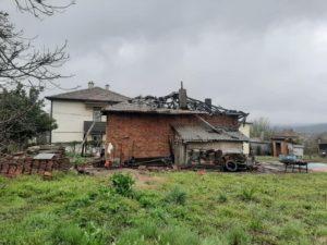 Изгоряла къща