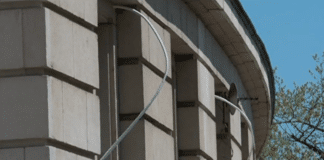 Тръбите по фасадата на Софийски университет