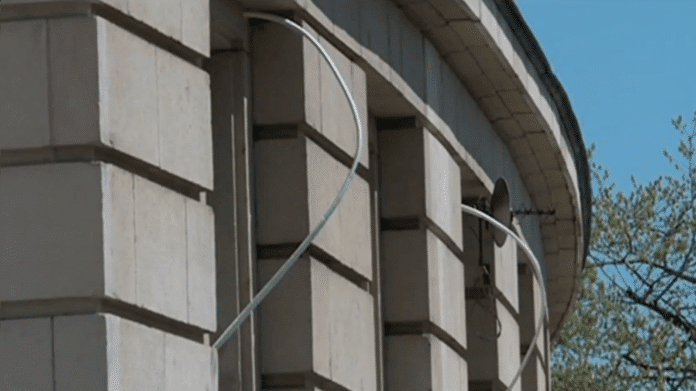 Тръбите по фасадата на Софийски университет