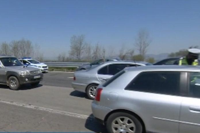 Опашки от автомобили на КПП-тата в София