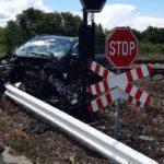 Лек автомобил се удари във влак