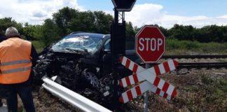 Лек автомобил се удари във влак