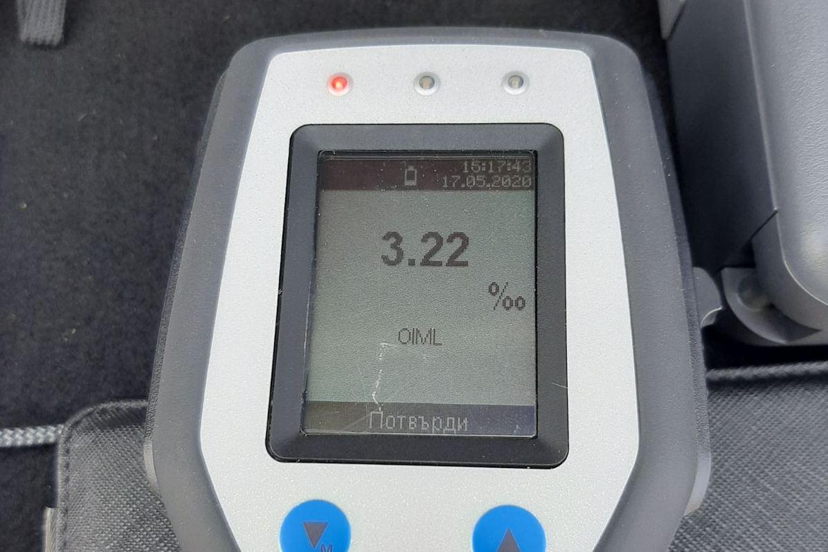 Пиян шофьор е установен в руенското село Дъскотна съобщиха от