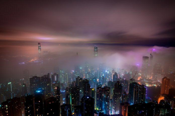 Хонконг през нощта.