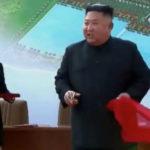 Ким Чен Ун прерязва лентата на фабрика за Тор.