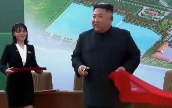 Ким Чен Ун прерязва лентата на фабрика за Тор.
